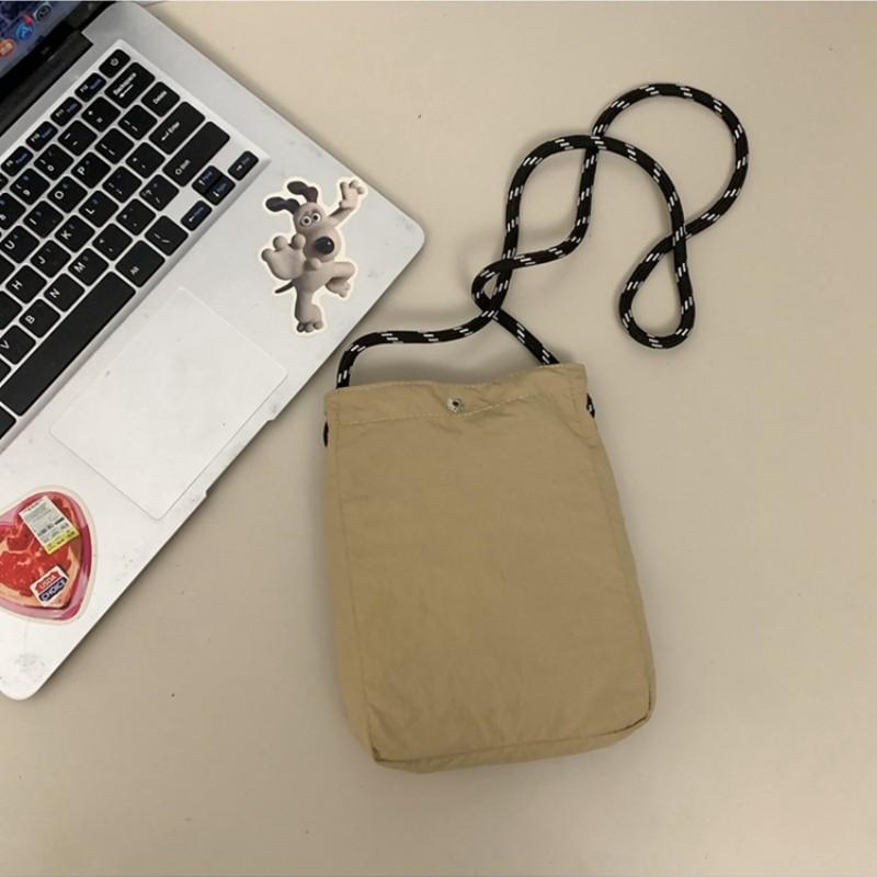 Mini Schultertasche aus Nylon für Damen und Herren, schicke Crossbody-Eimertasche, lässige kleine Handtasche mit Kordelzug und Schnalle, Geldbörse, Handytasche
