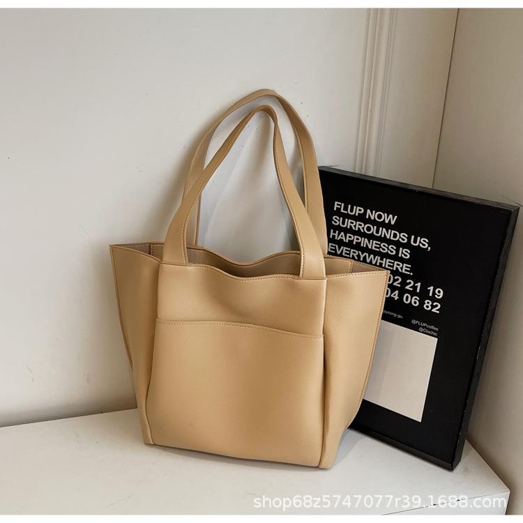 

Large capacity bag women s 2025 new retro fashion shoulder bag casual versatile tote bag commuter armpit bag