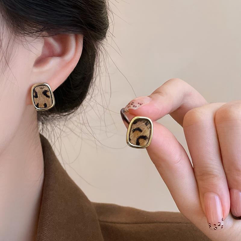 Women's Leopard Print Round Flocked Hoops: Unique Autumn/Winter European Statement Earrings for a Smaller Face Look