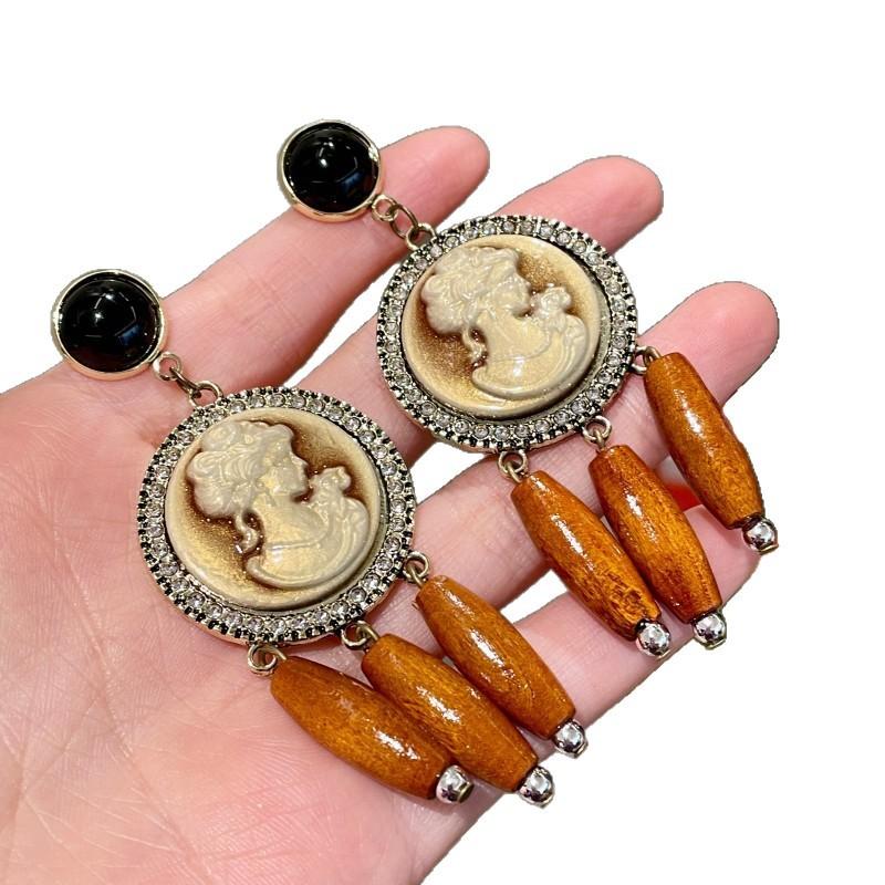 Unique Round Portrait Large Retro Fashionable Exaggerated Temperament High-end Wooden Water Drop Earrings