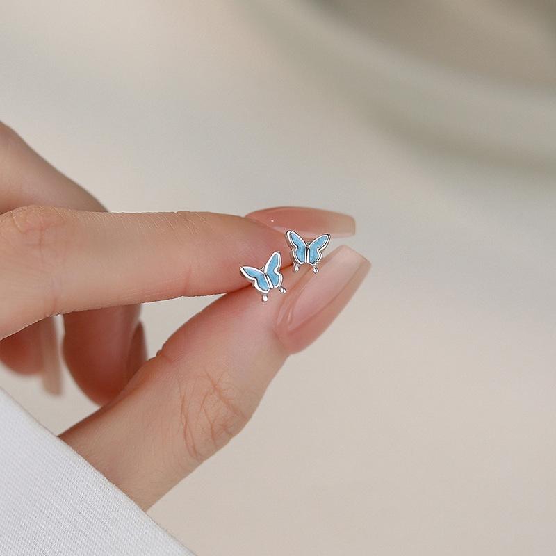 

Изысканные серьги-пусеты в виде голубых бабочек для женщин - Простые, Свежие, Милые, Маленькие. Идеально для ежедневных поездок на работу или учебу. Модный дизайн.