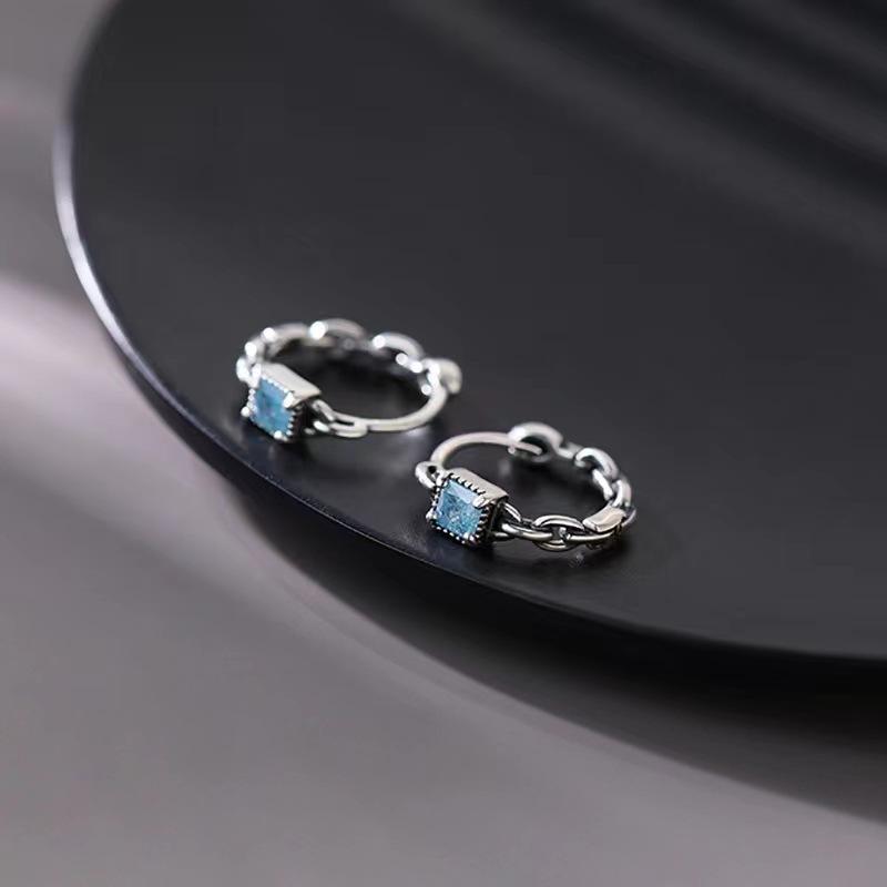 

Stylish and simple blue diamond sugar cube temperament ear buckle, niche design high-end personalized earrings earrings серебряный
