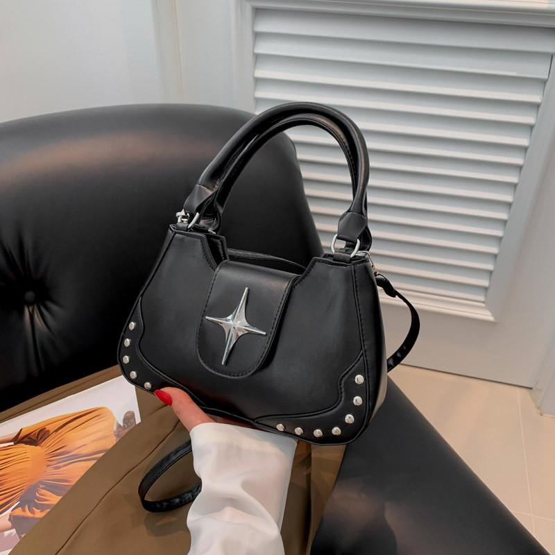 Трендовая черно-белая мини-сумка кроссбоди из полиуретана с шикарными деталями в виде звезд и заклепок чёрный