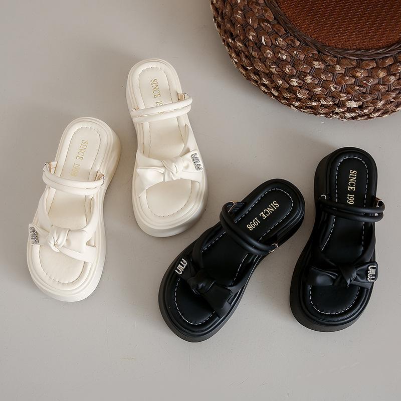 Mädchen 2025 Sandalen flach vielseitig Fee Internet-Berühmtheit bequeme weichsohlige Schuhe Studenten neuer Stil Sandalen Frauen Sommer leicht
