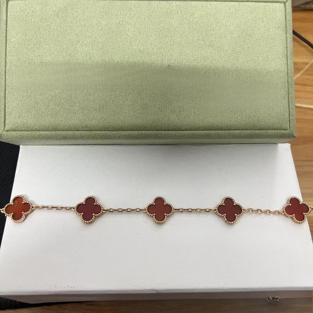 Vierblättriges Klee- und Fünfblüten-Armband mit rotem Achaten - Ein Geschenk für deine Freundin