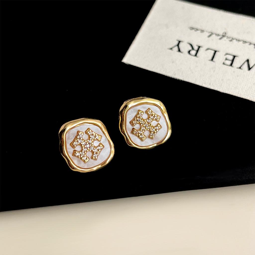 

Ретро сережки-пусети з перлами: Стиль середини століття, сміливий та висококласний для жінок