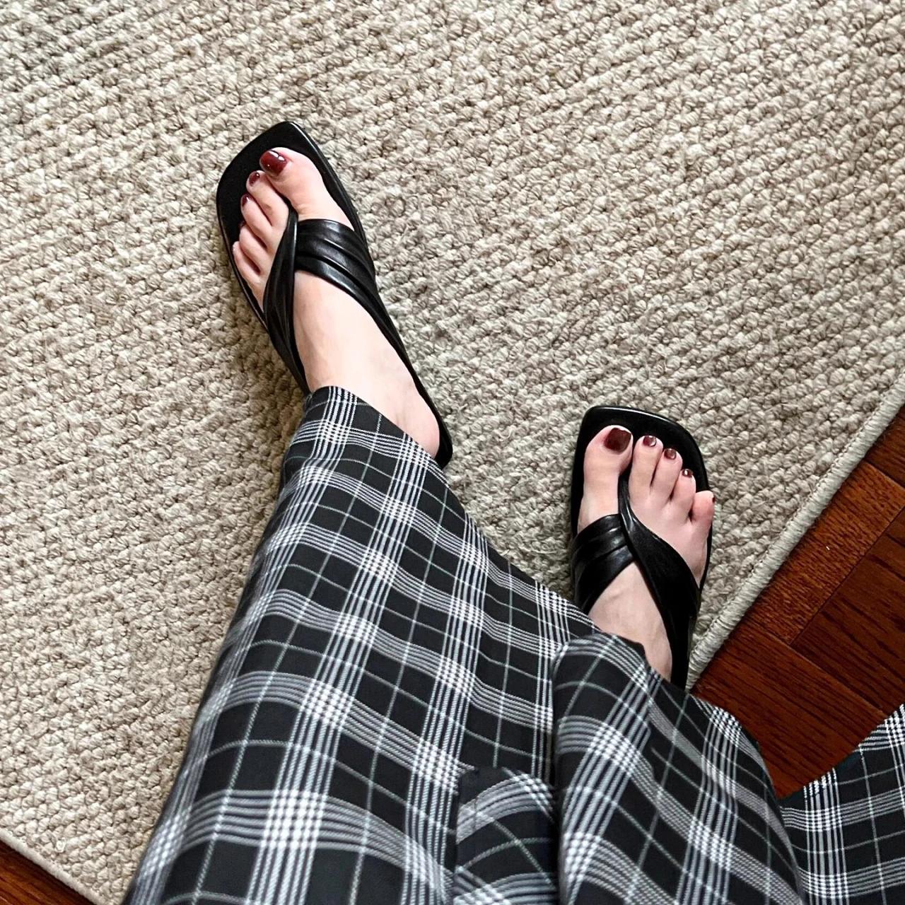 

Летние новые роскошные шлепанцы на танкетке для женщин, модные шлепанцы с перемычкой для пальца, повседневные удобные пляжные шлепанцы для отпуска, обувь Zapatos Mujer 40 чёрный