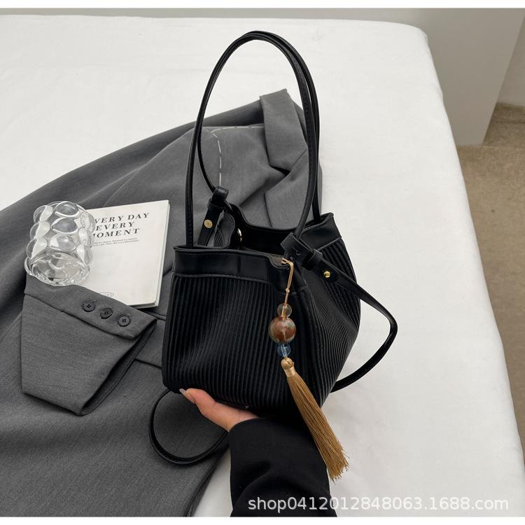 

New Chinese-style hand-carried bucket small bag women s 2025 new fashion super fire messenger bag Guofeng commuter shoulder bag