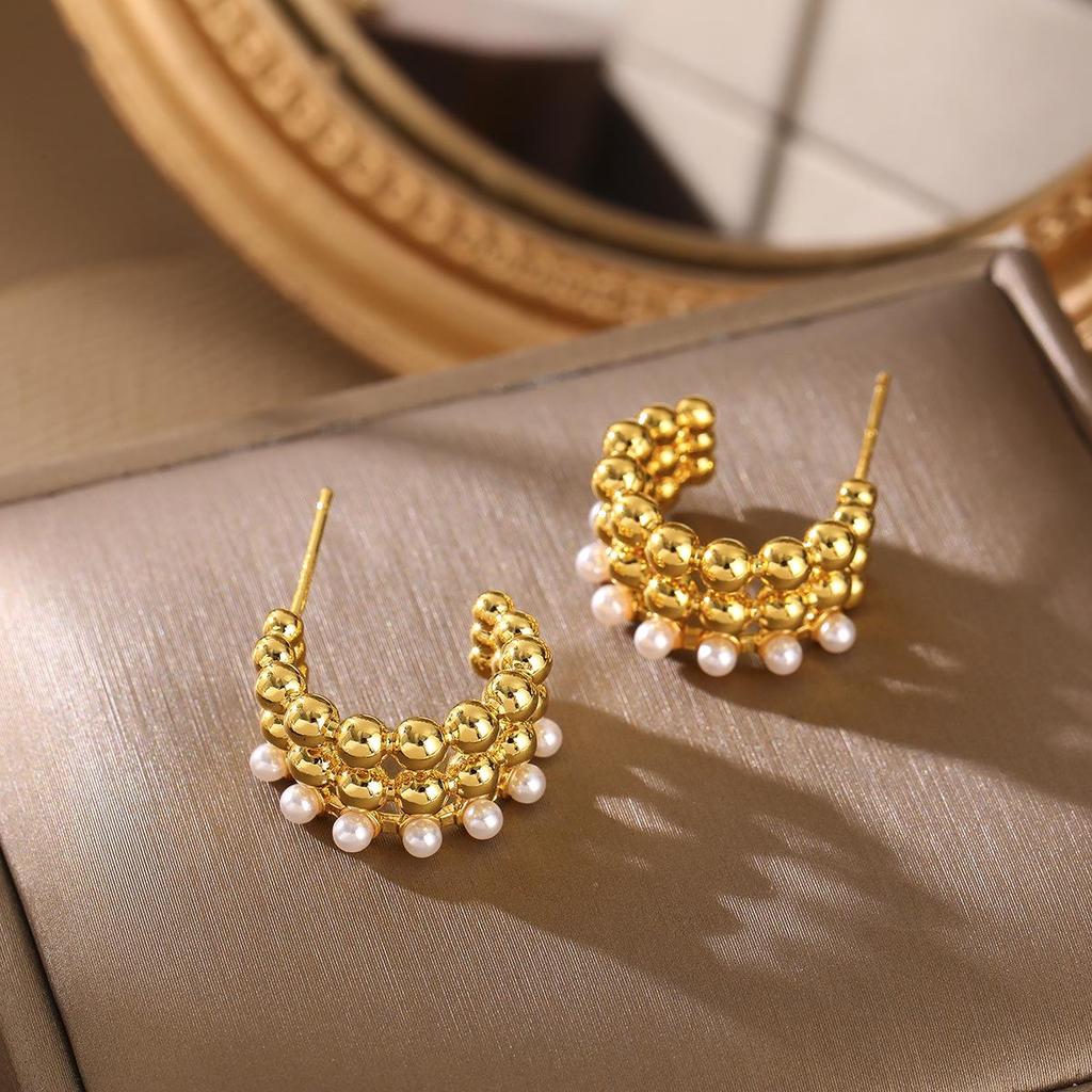 European & American Luxury Pearl Earrings: Niche Hollow Design with Silver Needle, Gold-Plated Copper, Fashionable Temperament Accessories