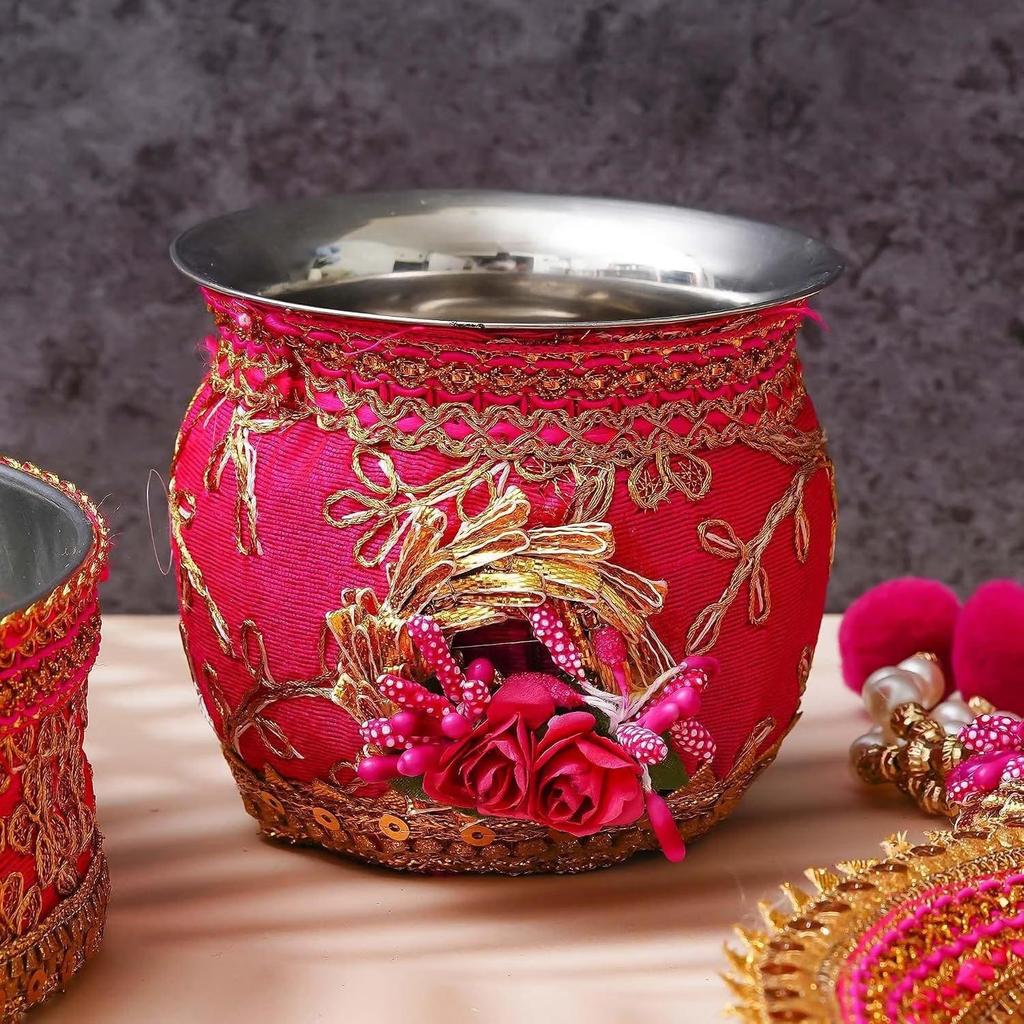 Rosa und Goldfarbenes Florales Dekoratives Handgefertigtes Edelstahl Karwa Chauth Pooja Thali Set mit Chalni, Lota & Chunri