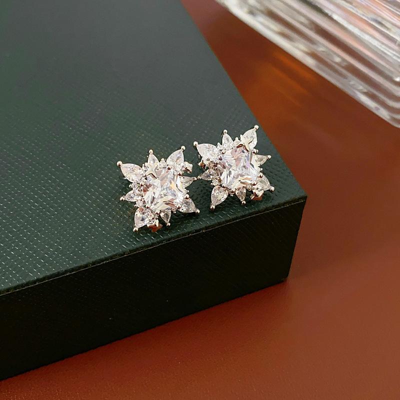 No ear piercings, light luxury style zircon flower star earbone clip earrings, fashion Internet celebrity temperament super flash earrings
