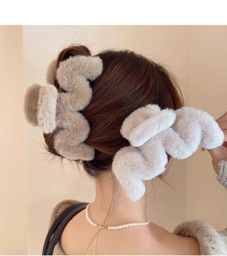Autumn/Winter 2025 Plush Wave Claw Clip: Luxury Large Fluffy Hair Accessory for Women