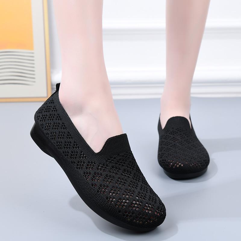 

2025 новая летняя сетчатая обувь женская обувь дышащая сетка старая пекинская тканевая обувь женские туфли на плоской подошве без застежки обувь для мамы 36