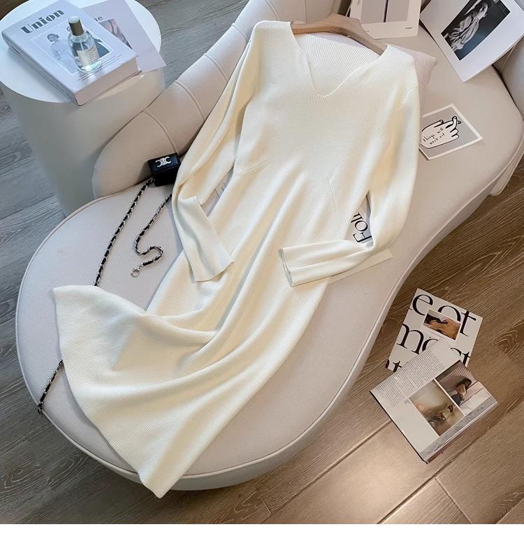 Damen High-End Strickkleid mit V-Ausschnitt und figurschmeichelndem Midilängen-Design für Herbst/Winter.