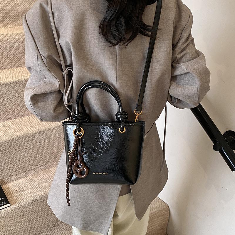 

This year s popular bags women s autumn and winter retro 2025 new fashion niche shoulder crossbody bucket bag 24*9.5*17 чорний