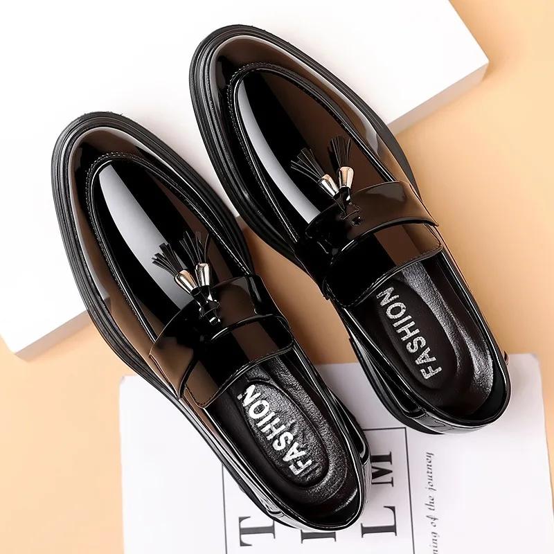 Neue Herren Quasten Loafer Mode Spitzschuh Niedriger Absatz Kleiderschuhe Luxus Lackleder Business Formelle Schuhe Männliche Hochzeitsschuhe
