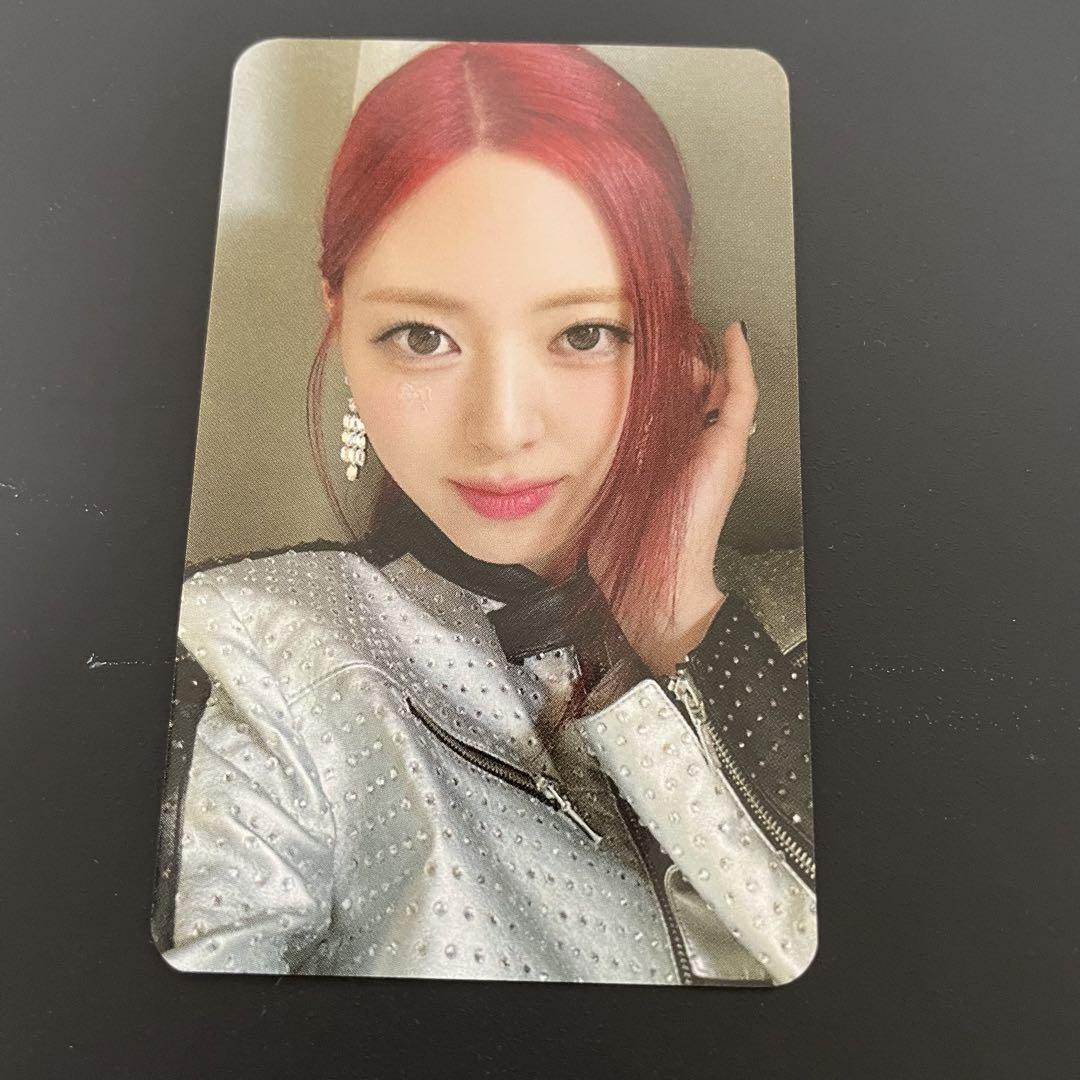 

[USED] ITZY BORN TO BE Seoul Concert Day 1 Fan Club Exclusive Trading Card (Yuna)