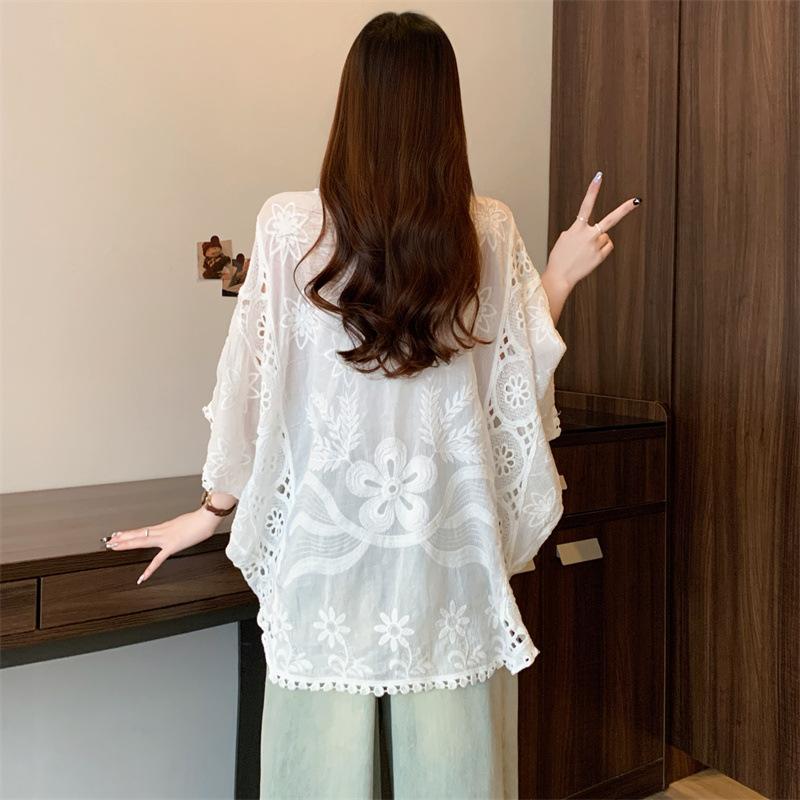 Summer Women's Loose Casual White Lace Blouse with Floral Patterns O-Neck Hook Flower Hollow Out Short Sleeved Lace Top