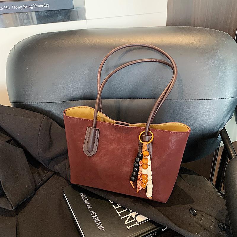 

Retro large-capacity shoulder bag women s new fashion high-end class commuter tote bag бордовый