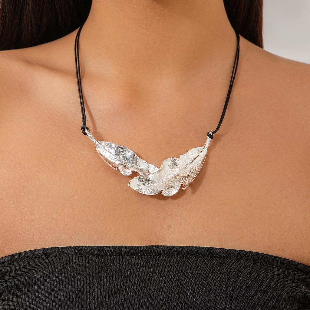 Personalized Design Feather Leather Wax Thread Necklace, Niche Fashion Alloy Collarbone Necklace for Women