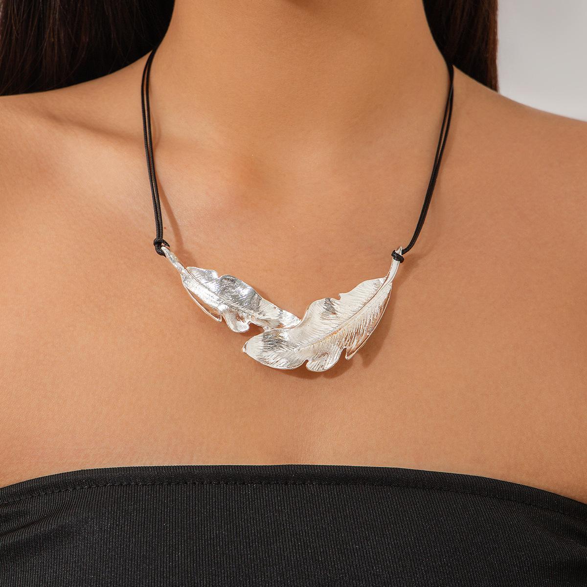 

Персонализированный дизайн ожерелье из кожи с перьями и вощеной нитью, нишевая модная бижутерия, сплавное ожерелье на ключицу для женщин