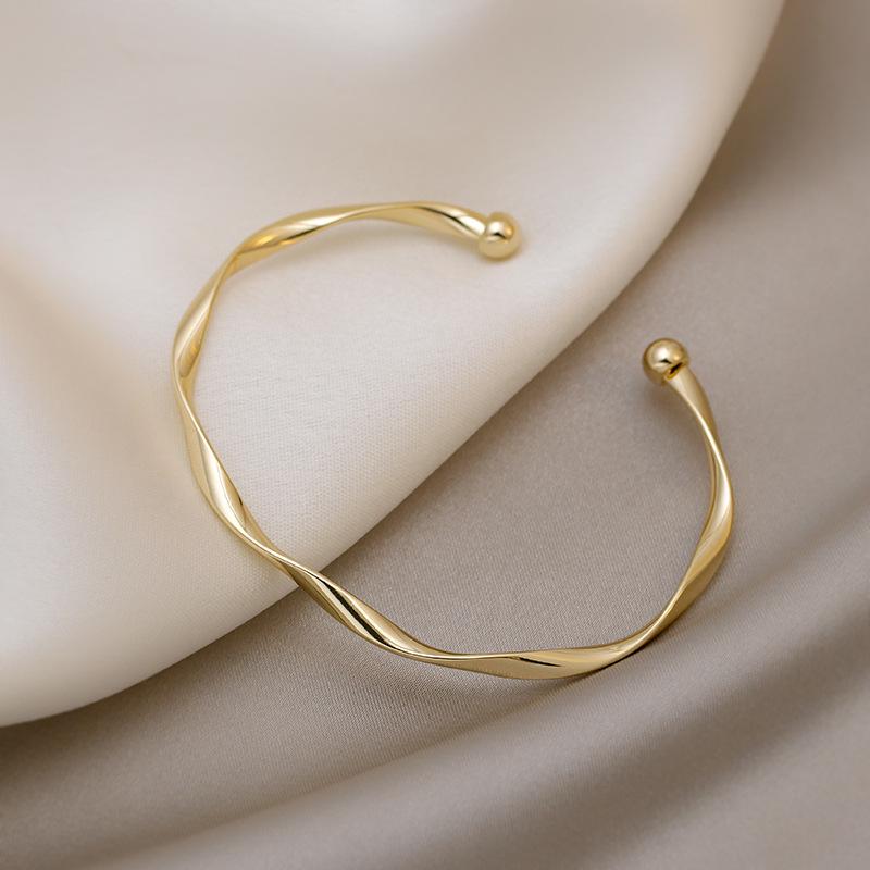 Twisted Minimalist High-End Fashion Bracelet - Trendy Niche Design for Women