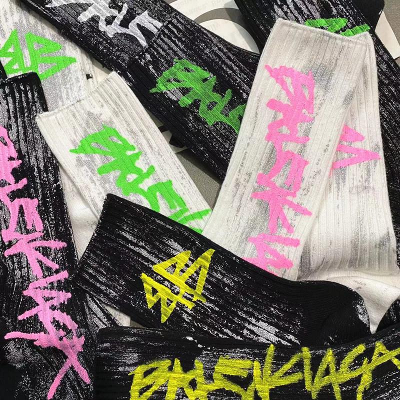 Europejski styl Influencer Graffiti Modne skarpetki do połowy łydki dla kobiet