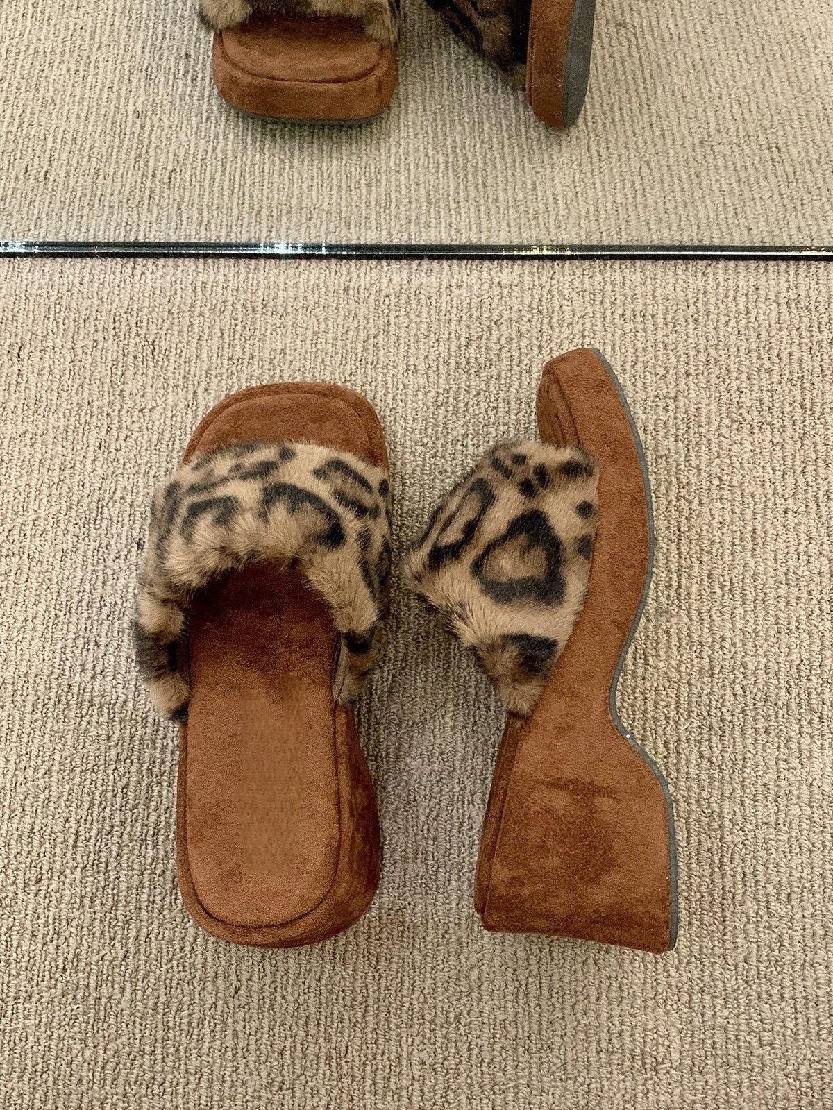 Ретро туфли на танкетке универсальные пушистые женская обувь носить высокие каблуки плюшевые тапочки 40 цветной печати леопарда 3190₽