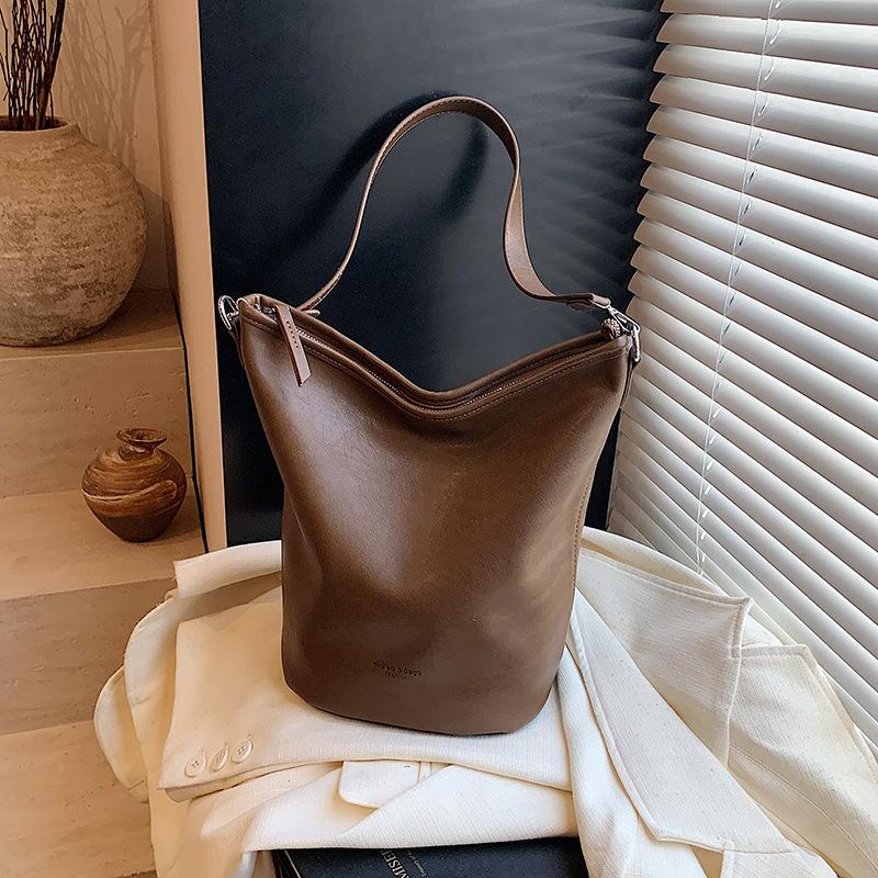 Large capacity underarm bag women's fashion casual tote bag 2025 winter premium niche shoulder bag