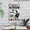 2D Flaches Lustiges Badezimmer Metallwandkunst Schild - Vintage Toiletten Humor Dekor mit dem Text "Dies ist ein Badezimmer, kein Internetcafé und geteilt" - Aluminium