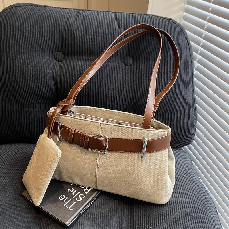 This year's popular bags are women's autumn and winter 2025 new niche design messenger bags, high-end single shoulder underarm handbags.