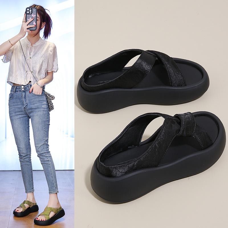 Cool slippers women's summer wear 2025 new thick-soled beach sandals fashion pregnant women's high sense one-word drag