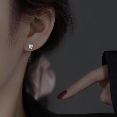 Pendientes de Trébol de Cuatro Hojas Temperamento Diamante Flash Pendientes de Hierba de la Suerte Simples Redondos Rostro Delgado Mostrando Delgada Cadena de Oreja de Hoja con Flecos Largos