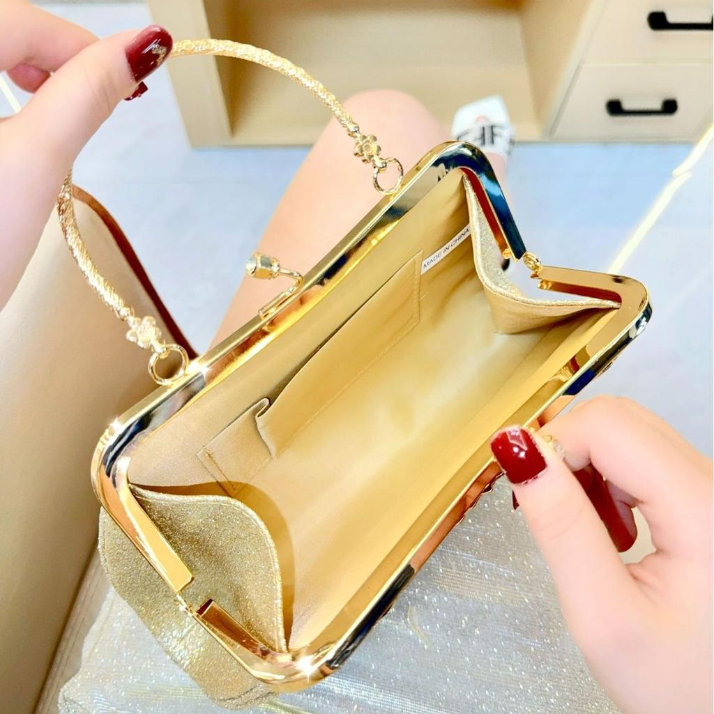 Diamond-encrusted Single-shoulder Crossbody Dinner Bag with Tassels and Diamonds for A Lady Carrying A Cheongsam