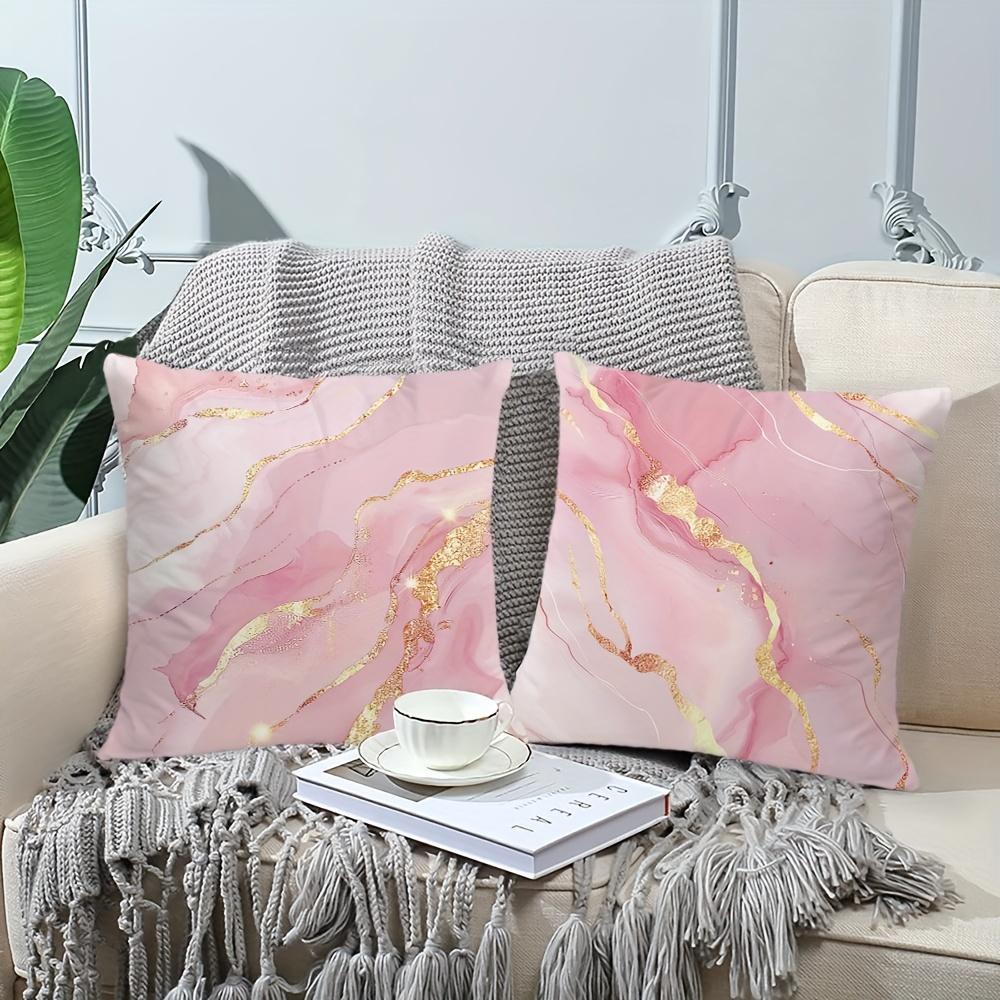 Set aus 4 dekorativen Kissenbezügen mit einem Roségold-Marmor-Design, hergestellt aus weichem Polyester mit einem abstrakten geometrischen Muster. Ideal für die Verbesserung