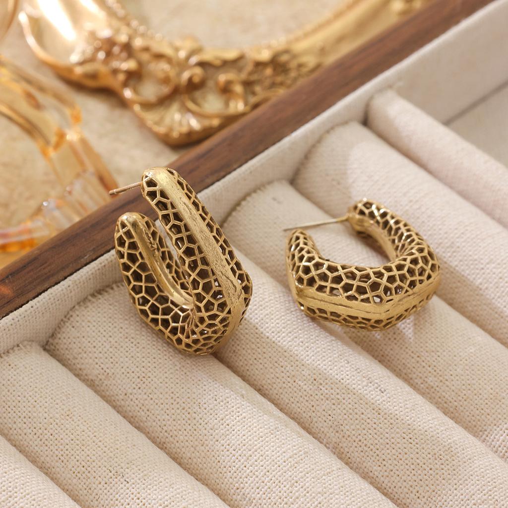 Medieval French Ins Geometric Irregular C-Shaped Polka Dot Metal Texture Copper Russian Gold Silver Needle Niche Earrings