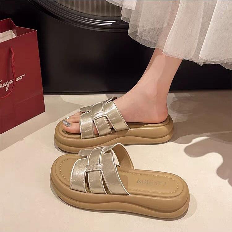 

Thick-soled silver cool slippers for women s summer wear 2025 new models with skirts, anti-skid sandals for stepping on shit, beach one-word drag 40 шампанского