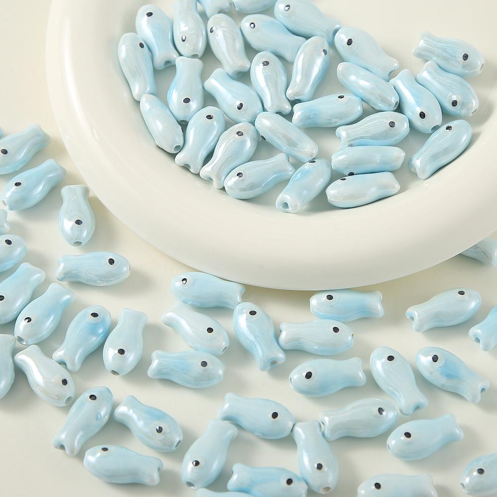 

2024 Розписані вручну керамічні милі намистини у вигляді рибок для DIY браслетів та сережок 10x20mm (Price per piece)