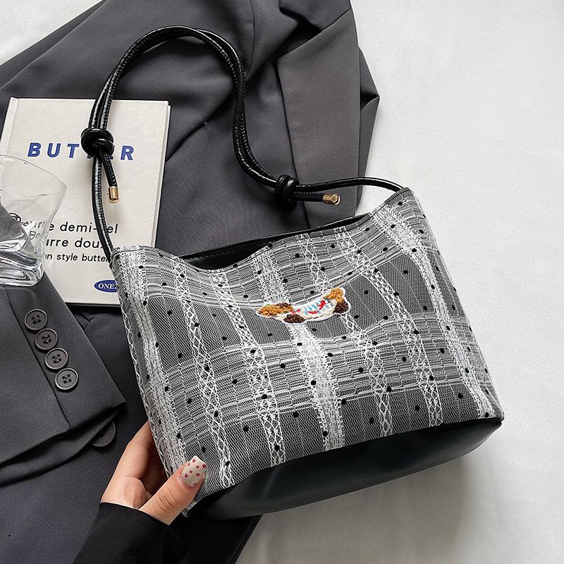 

Симпатичная сумка-ведро через плечо с изображением таксы, новая нишевая сумка в горошек в иностранном стиле, простая и универсальная, модная, текстурированная женская сумка