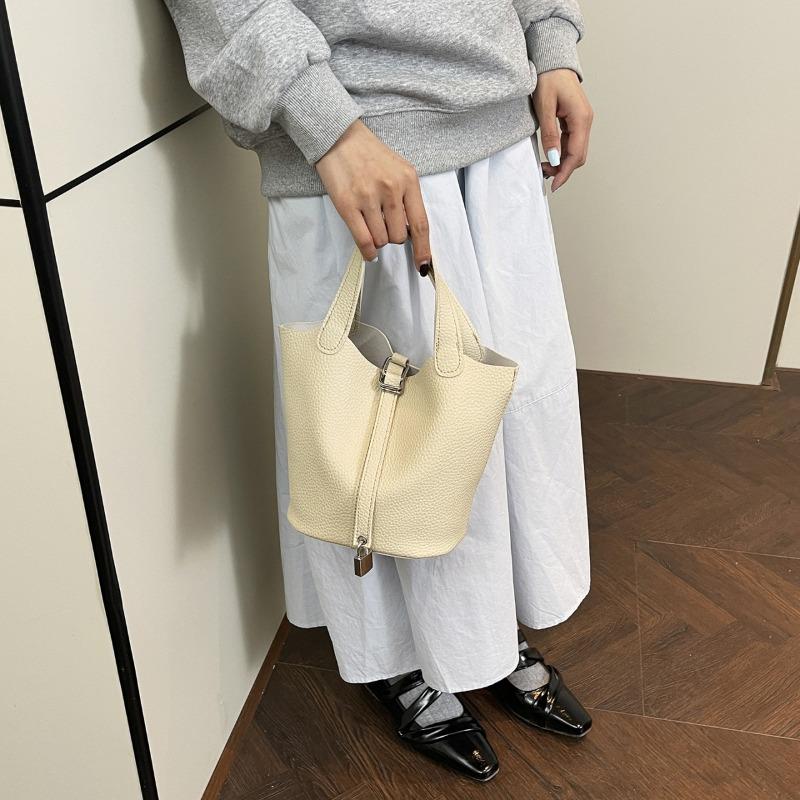 This Year's Popular Bag Women's New Spring Korean Version Fashion Texture Shoulder Messenger Bag Portable Bucket Bag