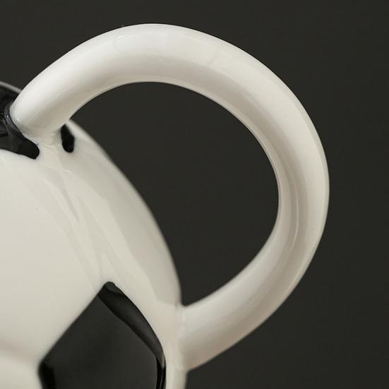 Kaffeebecher mit Deckel im Sportdesign Fußball Baseball Keramiktasse Schwarz Weiß Kariert Rote Nähte Auslaufsicher Mikrowellengeeignet Teetasse