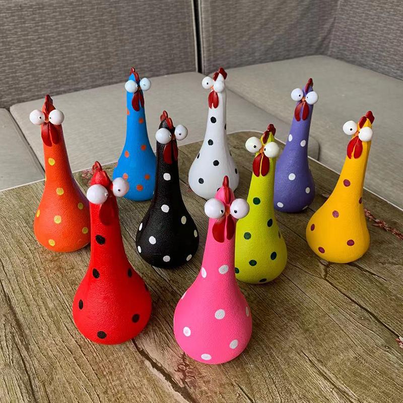 Skurrile Hühnerfigur mit großen Augen Bunte Polka-Dot-Harzstatue Hühnchen mit langen Beinen, das Heilung und Freude ausdrückt Gartenhof-Dekoration