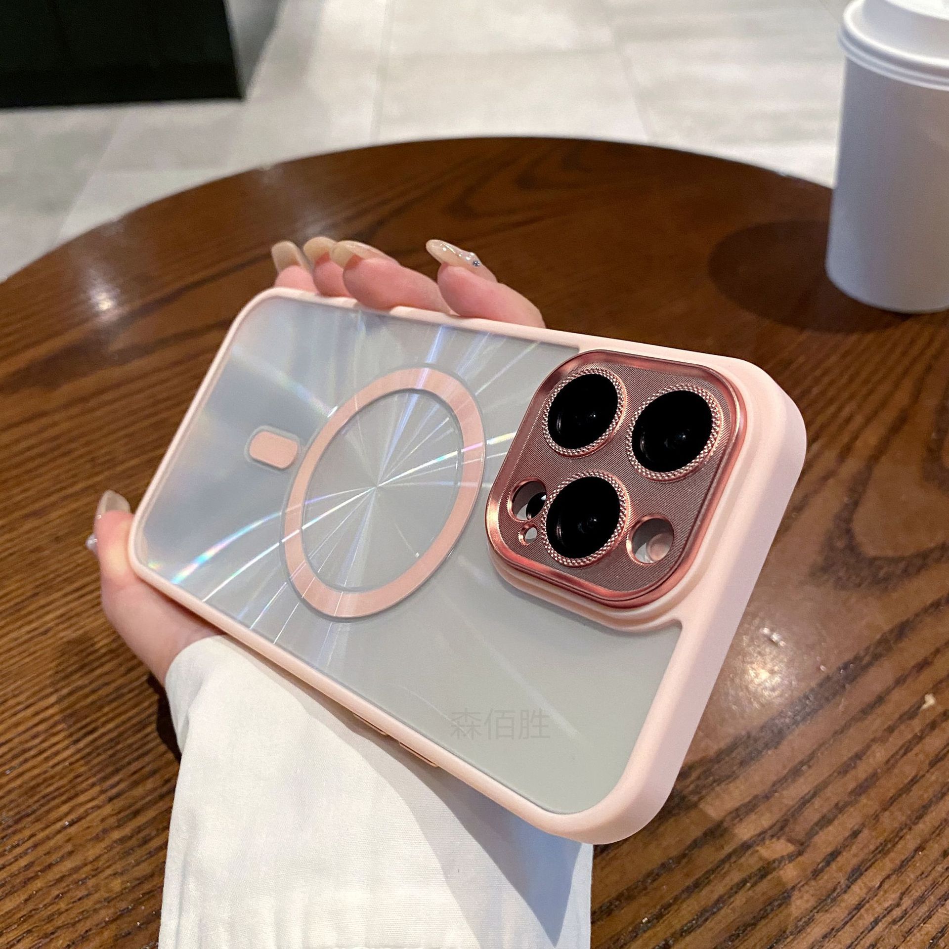 

Подходит для iPhone16 ProMax Чехол с магнитным креплением с CD-паттерном «Аврора» Apple 15 Пленка для защиты объектива во всю поверхность 14 Противоударный чехол iPhone16 розовый