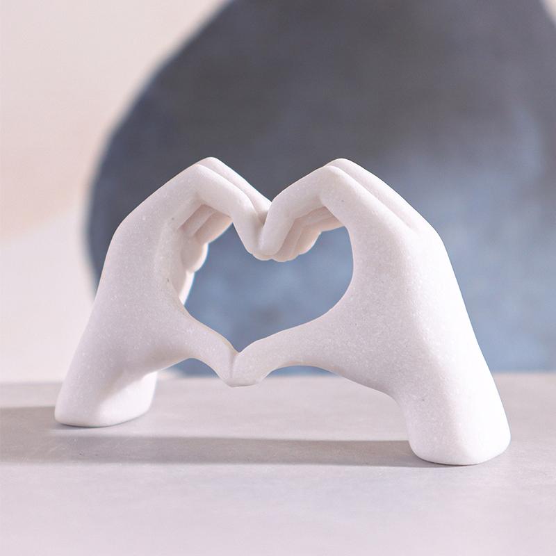 Mini Liebesgesten-Skulptur Harzhandwerk Ornament für Zuhause, Schlafzimmer, Wohnzimmer, Arbeitszimmer Schreibtischdekoration
