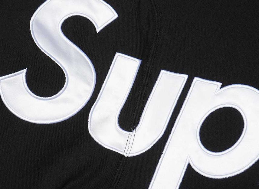 Supreme Sudadera con Capucha y Aplique de Satén Negra