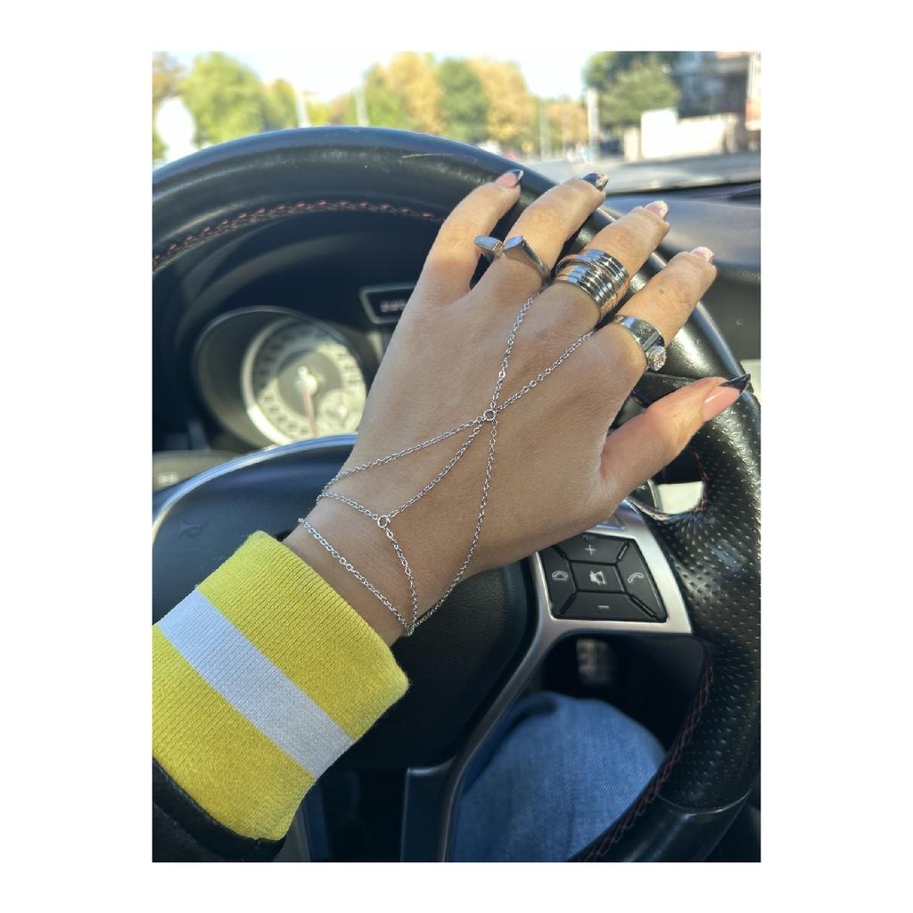 Řetízek na ruku ve stříbrné barvě