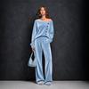 Completo casual da donna in velluto, top asimmetrico a manica lunga off-shoulder e pantaloni, set da 2 pezzi