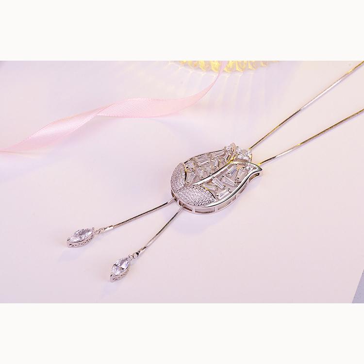 Fashionable and Elegant Tulip Autumn and Winter Zirconia Sweater Chain Female Fashion Hundred with Long Flower Necklace Temperament Accessories