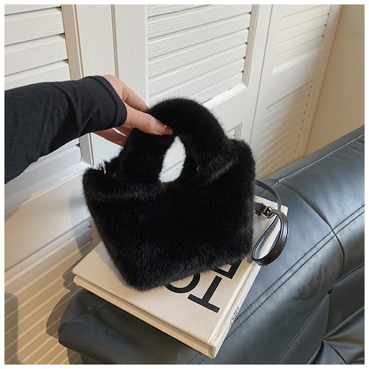 

Плюшевая сумка женская осенне-зимняя универсальная 2024 новая повседневная сумка-мессенджер в этом году портативная пушистая сумка-ведро чёрный