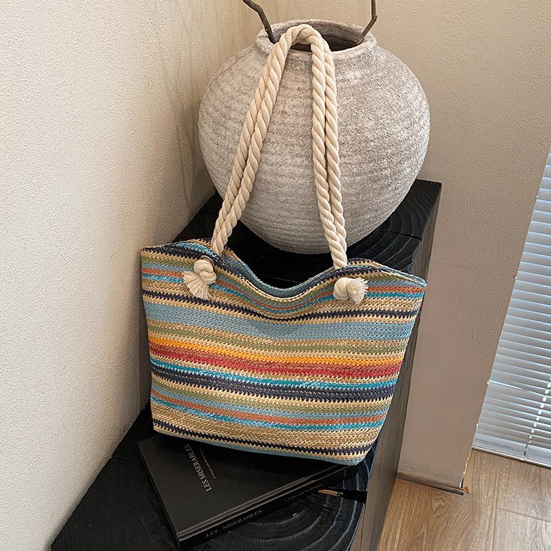 

Летняя полосатая соломенная сумка женская 2025 новая модная вместительная сумка на плечо контрастного цвета сумка-тоут разноцветный